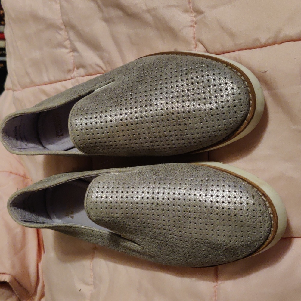 Sz 6.5 ladies silver Johnston & Murphy loafers.